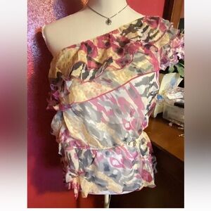 Toi et Moi One-Shoulder Ruffle Blouse in Pink, Yellow, Gray